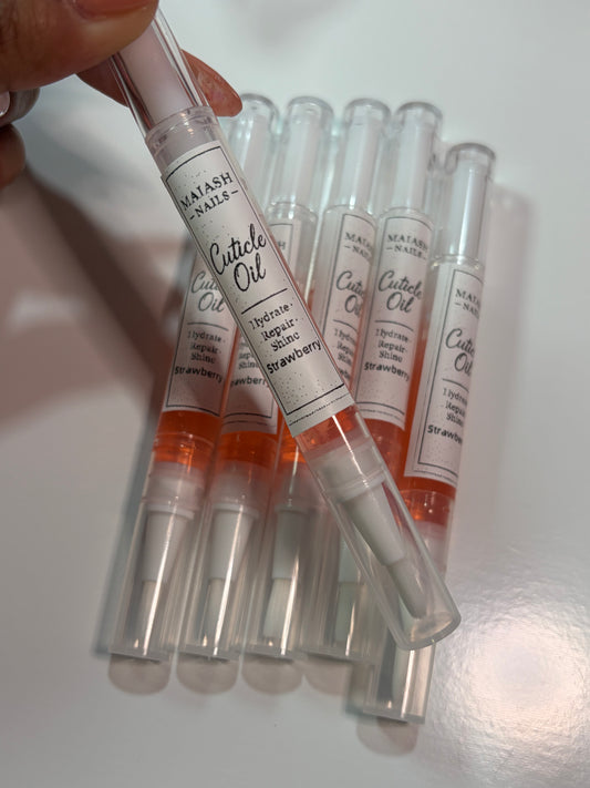 Aceite para cutícula - strawberry- aplica en el área de la cutícula. Masajear suavemente. Usar 1-3 veces al día o según sea necesario. Absorbe rápido tiene vitaminas y es artesanal, natural y vegano.
