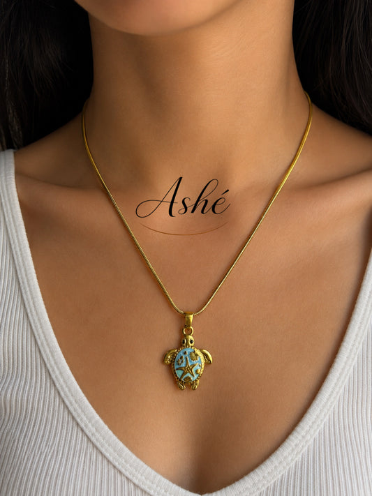 Collar inspirado en el mar con diseño de tortuga y detalles tropicales 🐢✨ 
Delicado, elegante y perfecto para darle un toque beachy y aesthetic a cualquier look. 
(stainless Steel)• liviano • ideal para uso diario 🤍