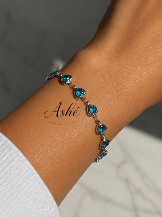 Pulsera Blue Crystal Hearts stainless Steel 
Pulsera delicada con corazones azul turquesa y acabado plateado ✨ 
Perfecta para darle un toque elegante, femenino y aesthetic a cualquier outfit 🤍 
Liviana, cómoda y súper hermosa para uso diario.