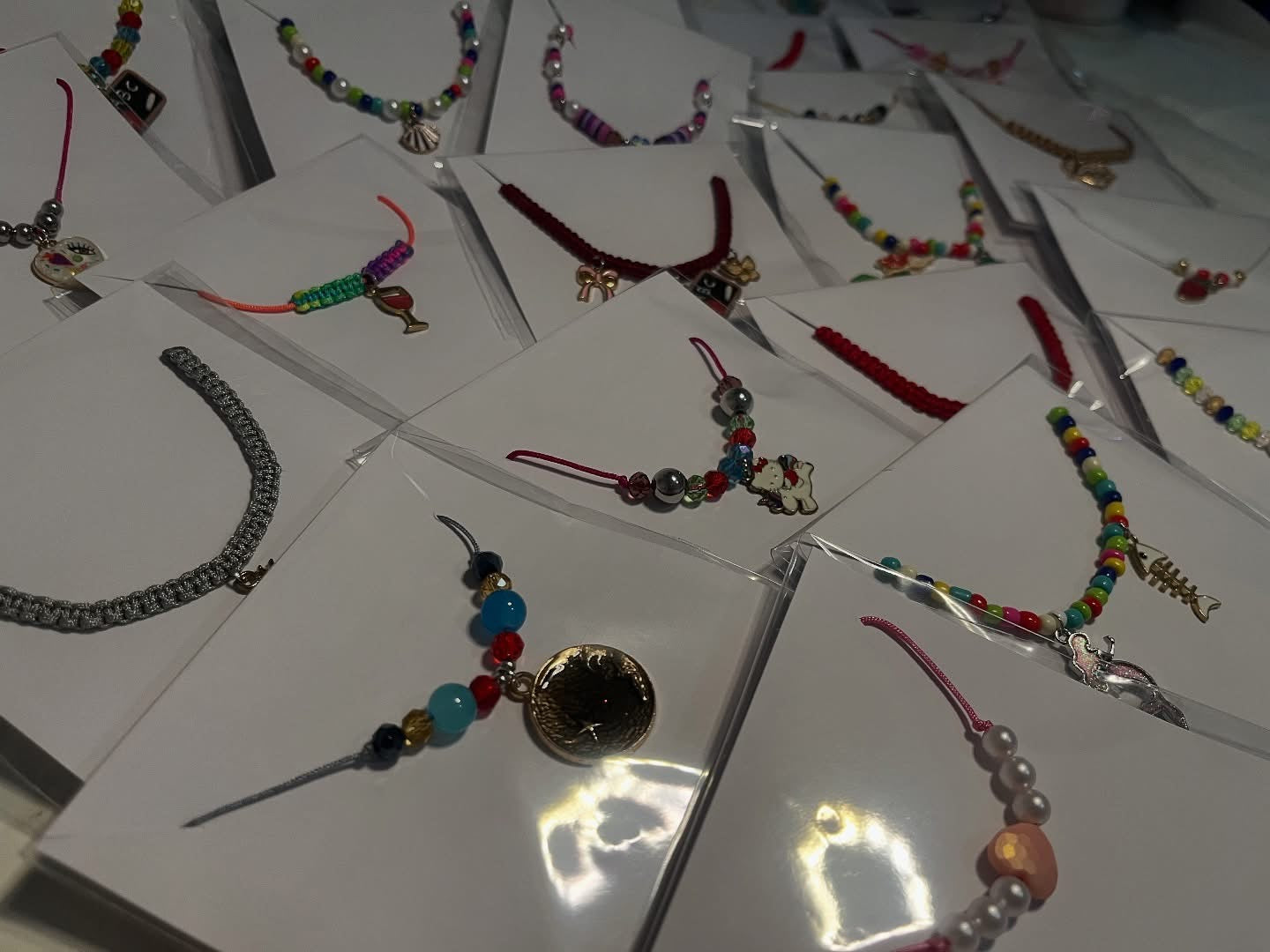Cajitas de 6 pulseras artesanales en hilo y elásticas SURTIDAS SORPRESA 🩷 puede decirme temas como ( animales, flores, playa etc y te ponemos cositas así )