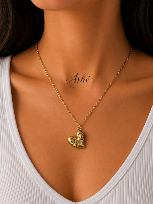 Collar Brillo de Amor ✨stainless Steel 
delicado en tono dorado con dije de corazón abstracto y detalles brillantes que le dan un toque elegante y diferente. Su diseño minimalista pero moderno lo hace perfecto para usar todos los días o combinar c