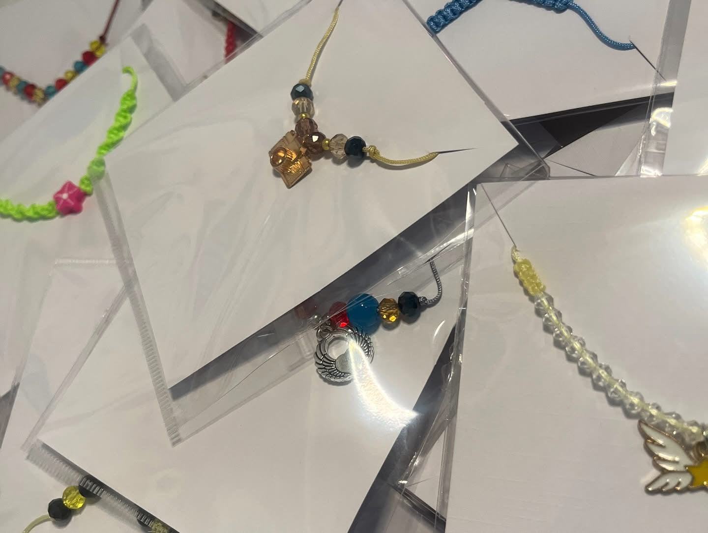 Cajitas de 6 pulseras artesanales en hilo y elásticas SURTIDAS SORPRESA 🩷 puede decirme temas como ( animales, flores, playa etc y te ponemos cositas así )