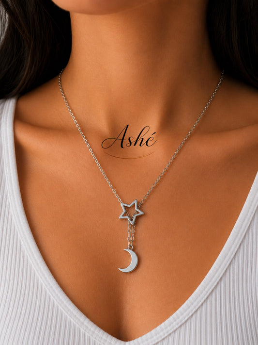 Collar plateado Stainless Steel  con diseño de luna y estrella entrelazada 🌙✨  
Minimalista, delicado y perfecto para un look aesthetic y celestial 🤍  
Ideal para uso diario y para combinar con otros accesorios