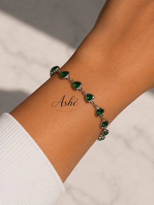 Pulsera Corazones Verdes Elegance/ Stainless Steel 
Pulsera delicada con corazones verde esmeralda y acabado plateado ✨ Un diseño elegante y aesthetic perfecto para usar todos los días.
