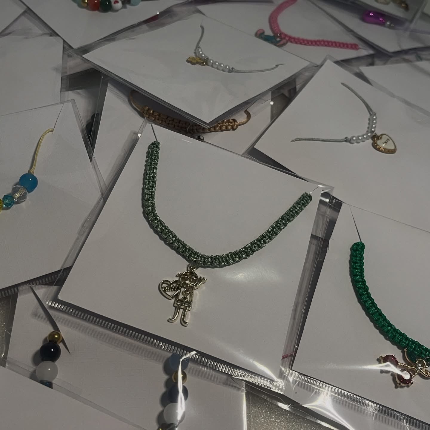 Cajitas de 6 pulseras artesanales en hilo y elásticas SURTIDAS SORPRESA 🩷 puede decirme temas como ( animales, flores, playa etc y te ponemos cositas así )