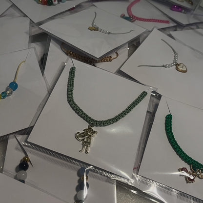 Cajitas de 6 pulseras artesanales en hilo y elásticas SURTIDAS SORPRESA 🩷 puede decirme temas como ( animales, flores, playa etc y te ponemos cositas así )