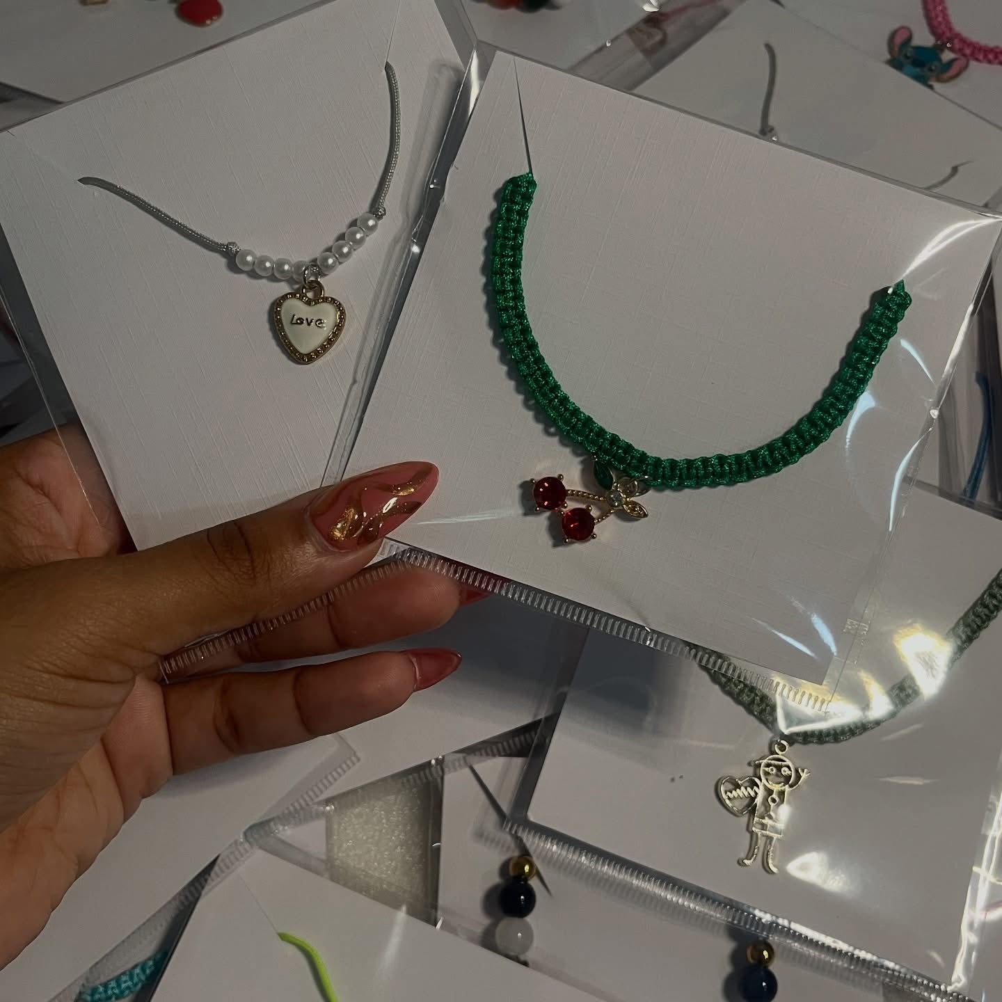 Cajitas de 6 pulseras artesanales en hilo y elásticas SURTIDAS SORPRESA 🩷 puede decirme temas como ( animales, flores, playa etc y te ponemos cositas así )