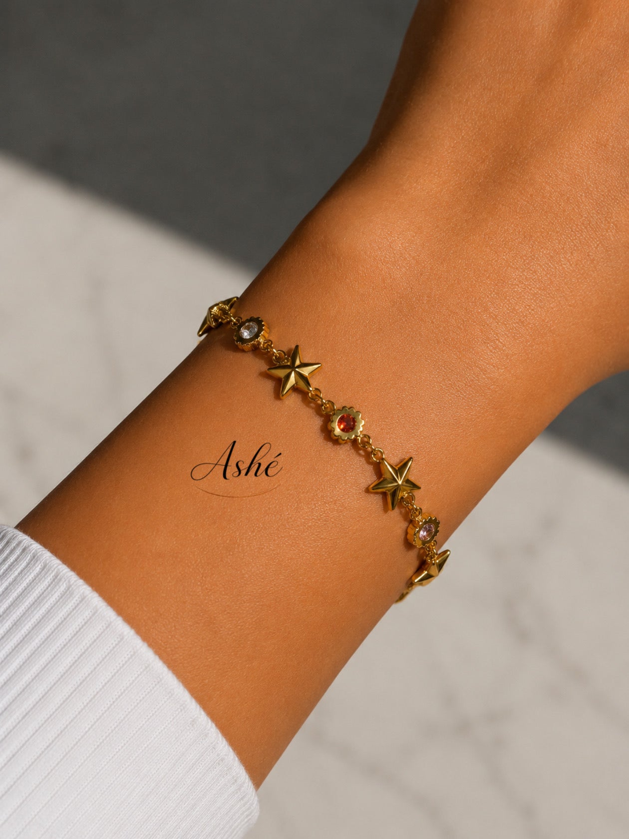 Pulsera dorada con estrellas y detalles brillantes ✨  Delicada, elegante y perfecta para elevar cualquier look con un toque aesthetic y celestial 🤍  
Ideal para uso diario y para combinar con otros accesorios.