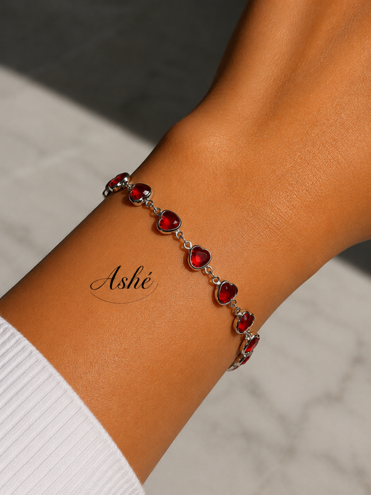 Pulsera Ruby Hearts ✨ Stainless Steel 
Pulsera plateada con corazones rojos brillantes ❤️✨ 
Delicada, femenina y perfecta para darle un toque romántico y aesthetic a cualquier outfit. 
Liviana, cómoda y súper hermosa para uso diario.