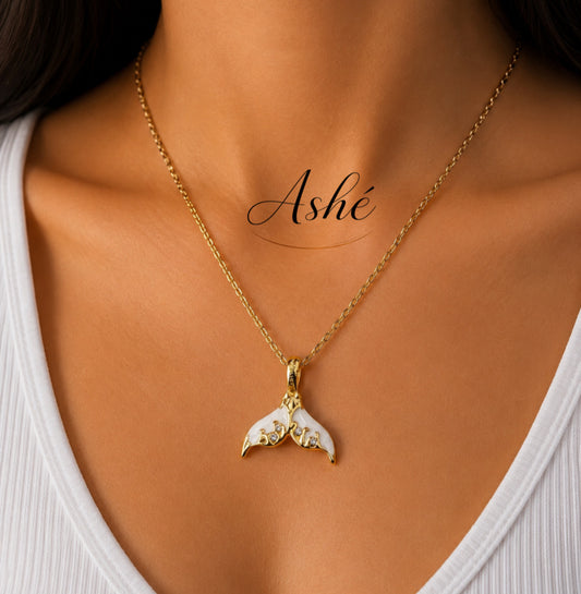 Collar inspirado en el océano con diseño de cola de sirena ✨  
Delicado, elegante y perfecto para un look aesthetic con vibe playera y femenina 🤍  
Ideal para uso diario y para combinar con otros accesorios. (Stainless Steel)