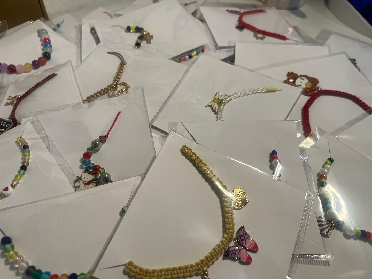 Cajitas de 6 pulseras artesanales en hilo y elásticas SURTIDAS SORPRESA 🩷 puede decirme temas como ( animales, flores, playa etc y te ponemos cositas así )