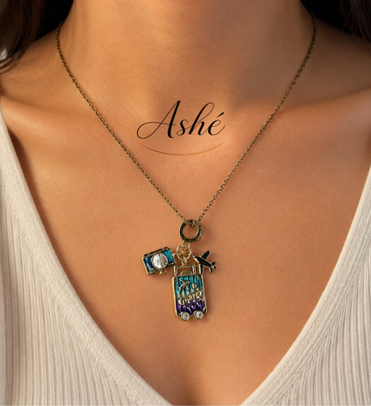 Collar con charms inspirados en viajes y aventuras ✈️✨  
Incluye detalles de maleta, avión y cámara para un look único y aesthetic.  
Perfecto para las amantes de viajar y crear recuerdos inolvidables (stainless Steel)