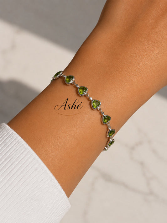 Pulsera Crystal Hearts Verde / Stainless Steel 
Pulsera delicada con corazones verdes brillantes y acabado plateado ✨ Perfecta para darle un toque elegante, femenino y aesthetic a cualquier outfit