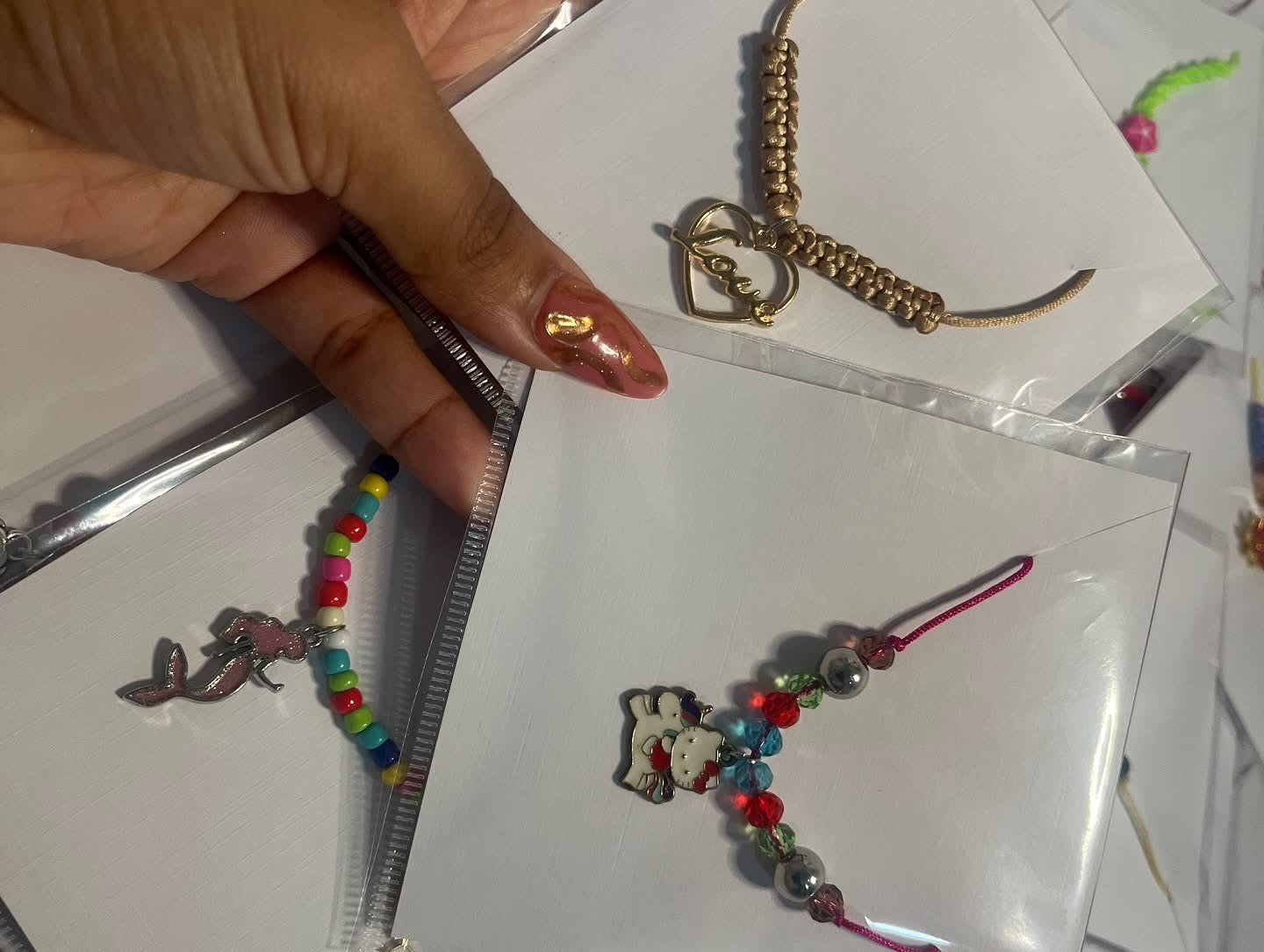 Cajitas de 6 pulseras artesanales en hilo y elásticas SURTIDAS SORPRESA 🩷 puede decirme temas como ( animales, flores, playa etc y te ponemos cositas así )