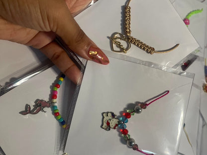 Cajitas de 6 pulseras artesanales en hilo y elásticas SURTIDAS SORPRESA 🩷 puede decirme temas como ( animales, flores, playa etc y te ponemos cositas así )