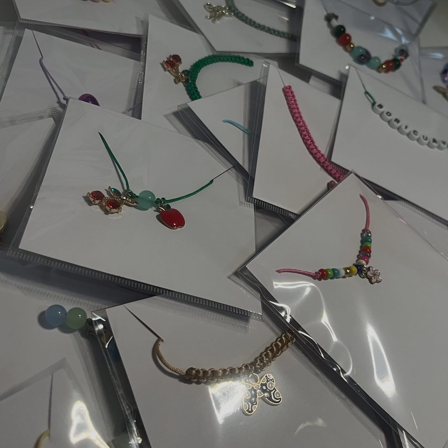 Cajitas de 6 pulseras artesanales en hilo y elásticas SURTIDAS SORPRESA 🩷 puede decirme temas como ( animales, flores, playa etc y te ponemos cositas así )