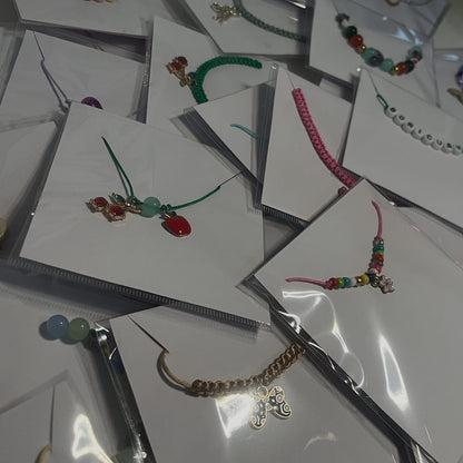 Cajitas de 6 pulseras artesanales en hilo y elásticas SURTIDAS SORPRESA 🩷 puede decirme temas como ( animales, flores, playa etc y te ponemos cositas así )