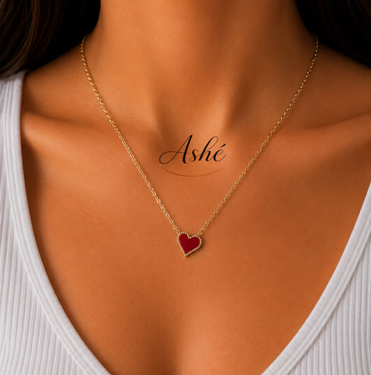 Collar Amorcito Rojo / Stainless Steel 
Collar delicado color dorado con dije de corazón rojo brillante. Un diseño elegante y femenino perfecto para darle un toque romántico y coqueto a cualquier outfit. ✨❤️